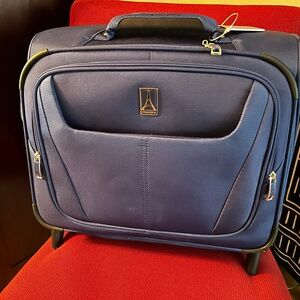 Blue TRAVELPRO – Maxlite 5 Carry-on Rolling Tote